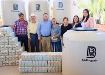 Lleva alcalde tinacos, harimasa y obras a la sierra de Badiraguato