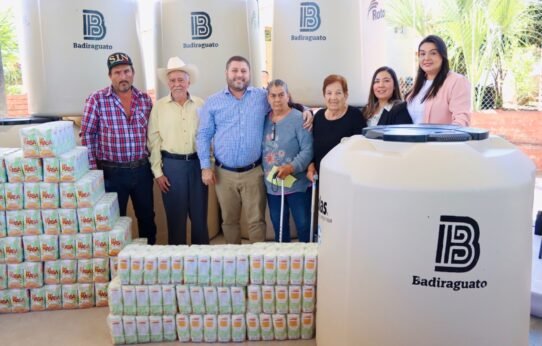 Lleva alcalde tinacos, harimasa y obras a la sierra de Badiraguato