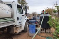 Mientras unos riegan banquetas, otros esperan la pipa