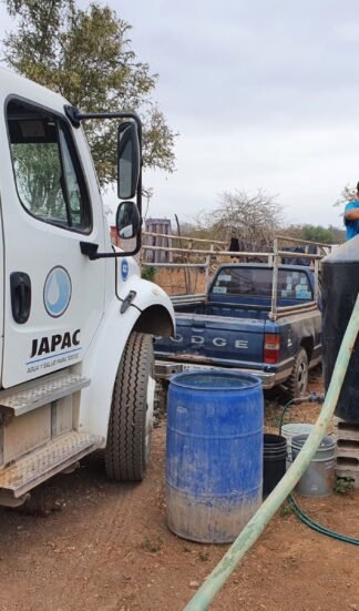 Mientras unos riegan banquetas, otros esperan la pipa