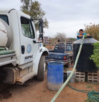 Mientras unos riegan banquetas, otros esperan la pipa