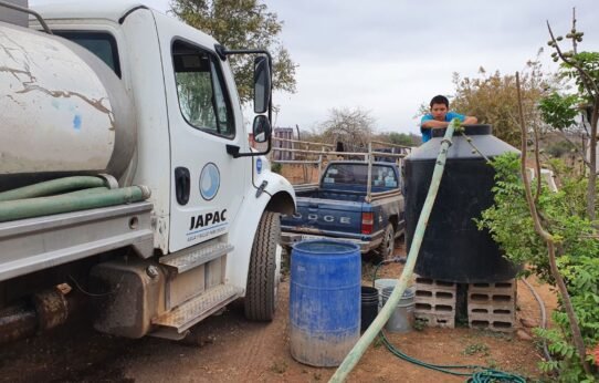 Mientras unos riegan banquetas, otros esperan la pipa