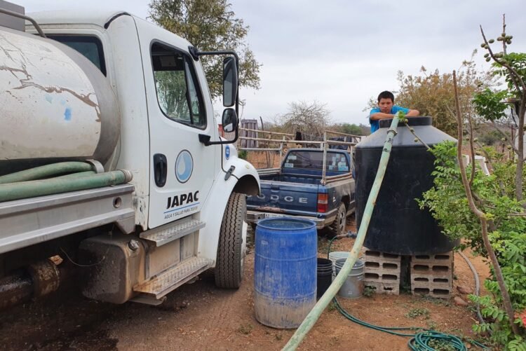 Mientras unos riegan banquetas, otros esperan la pipa