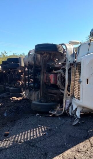 Tráiler bloquea carretera Pericos-Badiraguato; habilitan ruta alterna
