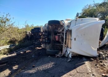 Tráiler bloquea carretera Pericos-Badiraguato; habilitan ruta alterna