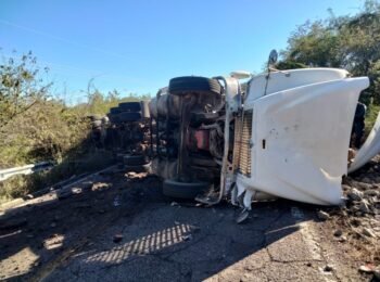 Tráiler bloquea carretera Pericos-Badiraguato; habilitan ruta alterna