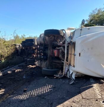 Tráiler bloquea carretera Pericos-Badiraguato; habilitan ruta alterna
