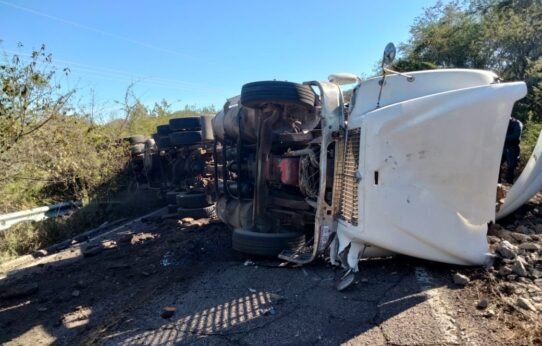 Tráiler bloquea carretera Pericos-Badiraguato; habilitan ruta alterna