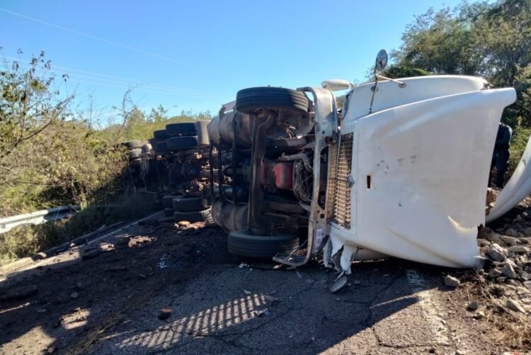 Tráiler bloquea carretera Pericos-Badiraguato; habilitan ruta alterna
