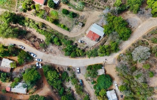 Obra pública alcanza Ojo de Agua, Badiraguato; pavimentan acceso escolar