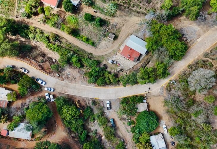 Obra pública alcanza Ojo de Agua, Badiraguato; pavimentan acceso escolar