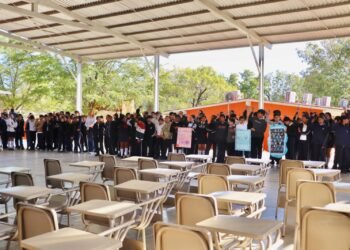 Renuevan mobiliario en secundaria de Badiraguato; equipan cinco aulas