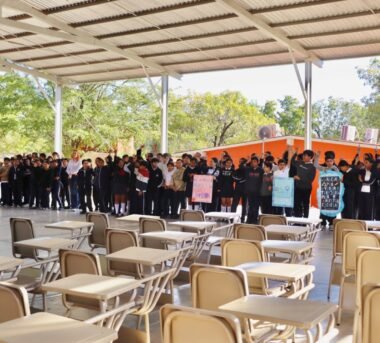 Renuevan mobiliario en secundaria de Badiraguato; equipan cinco aulas