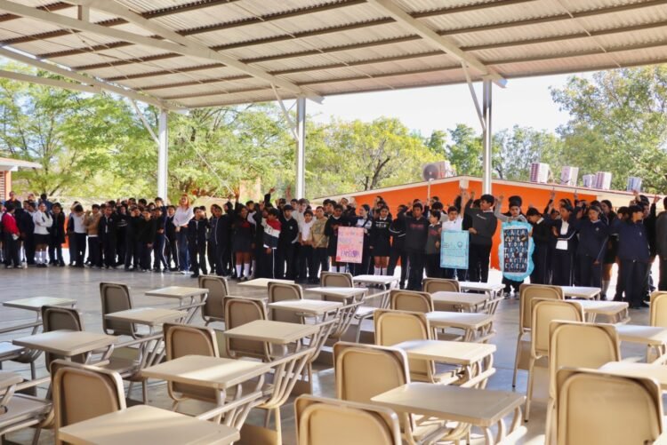 Renuevan mobiliario en secundaria de Badiraguato; equipan cinco aulas
