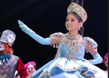 Karlota I, brillo y alegría del Carnaval de Elota 2026 <br> <span style='color:#FFFFFF;font-size:16px;letter-spacing:1px;'>La Reina Infantil recorrió las calles de La Cruz entre comparsas, música y el entusiasmo familiar que enmarca una de las tradiciones más queridas.</span>