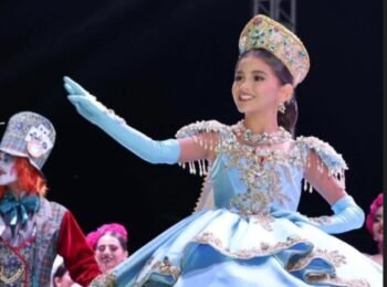 Karlota I, brillo y alegría del Carnaval de Elota 2026 <br> <span style='color:#FFFFFF;font-size:16px;letter-spacing:1px;'>La Reina Infantil recorrió las calles de La Cruz entre comparsas, música y el entusiasmo familiar que enmarca una de las tradiciones más queridas.</span>