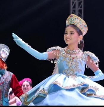 Karlota I, brillo y alegría del Carnaval de Elota 2026 <br> <span style='color:#FFFFFF;font-size:16px;letter-spacing:1px;'>La Reina Infantil recorrió las calles de La Cruz entre comparsas, música y el entusiasmo familiar que enmarca una de las tradiciones más queridas.</span>