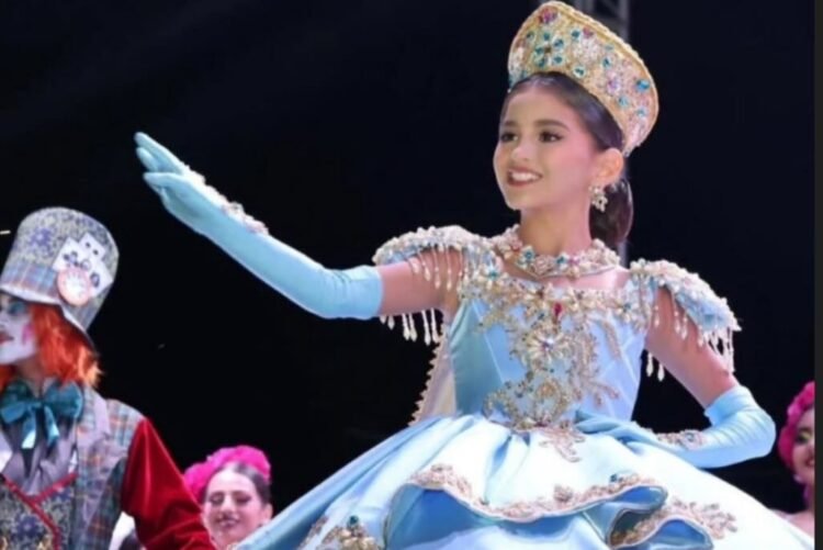 Karlota I, brillo y alegría del Carnaval de Elota 2026 <br> <span style='color:#FFFFFF;font-size:16px;letter-spacing:1px;'>La Reina Infantil recorrió las calles de La Cruz entre comparsas, música y el entusiasmo familiar que enmarca una de las tradiciones más queridas.</span>