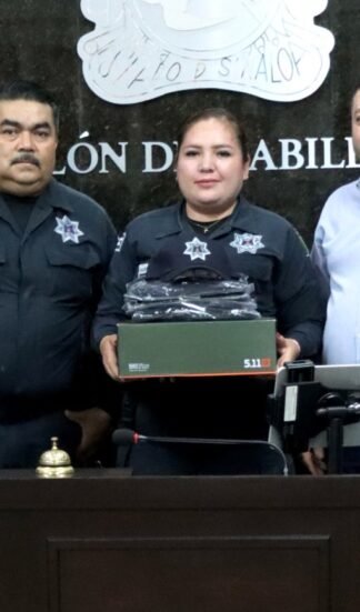 Entregan uniformes y calzado a policías y Protección Civil en Badiraguato