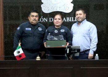 Entregan uniformes y calzado a policías y Protección Civil en Badiraguato <br> <span style='color:#FFFFFF;font-size:16px;letter-spacing:1px;'>El equipamiento forma parte de las acciones para fortalecer las condiciones laborales y operativas de los cuerpos de seguridad</span>