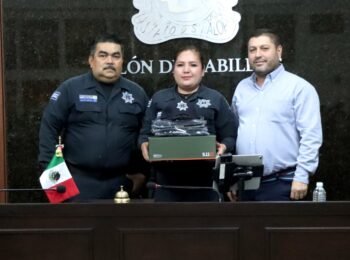 Entregan uniformes y calzado a policías y Protección Civil en Badiraguato <br> <span style='color:#FFFFFF;font-size:16px;letter-spacing:1px;'>El equipamiento forma parte de las acciones para fortalecer las condiciones laborales y operativas de los cuerpos de seguridad</span>