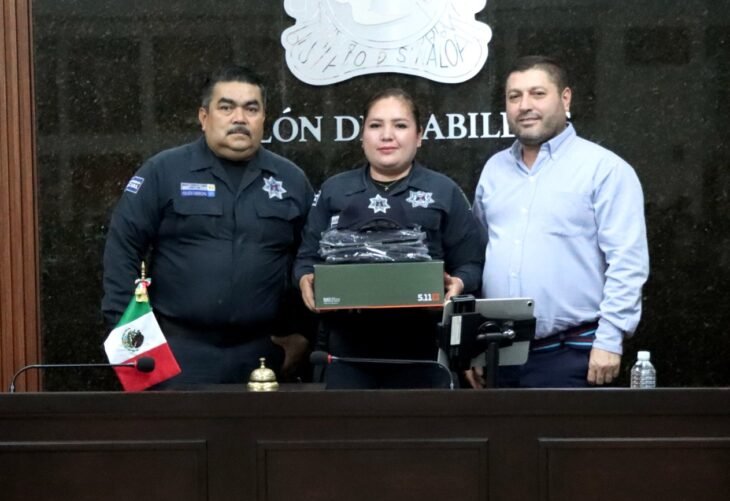 Entregan uniformes y calzado a policías y Protección Civil en Badiraguato <br> <span style='color:#FFFFFF;font-size:16px;letter-spacing:1px;'>El equipamiento forma parte de las acciones para fortalecer las condiciones laborales y operativas de los cuerpos de seguridad</span>