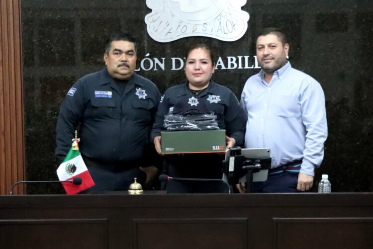 Entregan uniformes y calzado a policías y Protección Civil en Badiraguato <br> <span style='color:#FFFFFF;font-size:16px;letter-spacing:1px;'>El equipamiento forma parte de las acciones para fortalecer las condiciones laborales y operativas de los cuerpos de seguridad</span>