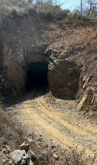 Sale con vida tras 100 horas bajo tierra en mina de El Rosario