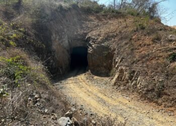 Sale con vida tras 100 horas bajo tierra en mina de El Rosario <br> <span style='color:#FFFFFF;font-size:16px;letter-spacing:1px;'>Primer rescate en Santa Fe abre una ventana de esperanza, mientras tres trabajadores siguen atrapados en una operación que pone a prueba tiempos, técnica y resistencia</span>