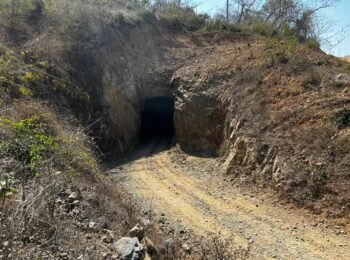 Sale con vida tras 100 horas bajo tierra en mina de El Rosario <br> <span style='color:#FFFFFF;font-size:16px;letter-spacing:1px;'>Primer rescate en Santa Fe abre una ventana de esperanza, mientras tres trabajadores siguen atrapados en una operación que pone a prueba tiempos, técnica y resistencia</span>