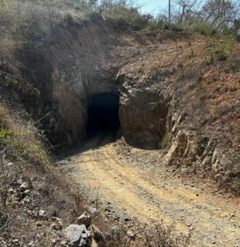 Sale con vida tras 100 horas bajo tierra en mina de El Rosario <br> <span style='color:#FFFFFF;font-size:16px;letter-spacing:1px;'>Primer rescate en Santa Fe abre una ventana de esperanza, mientras tres trabajadores siguen atrapados en una operación que pone a prueba tiempos, técnica y resistencia</span>