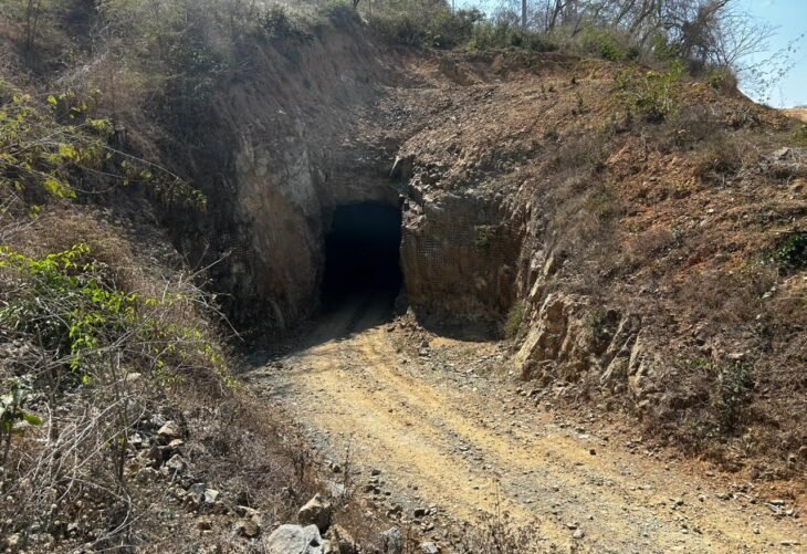 Sale con vida tras 100 horas bajo tierra en mina de El Rosario <br> <span style='color:#FFFFFF;font-size:16px;letter-spacing:1px;'>Primer rescate en Santa Fe abre una ventana de esperanza, mientras tres trabajadores siguen atrapados en una operación que pone a prueba tiempos, técnica y resistencia</span>