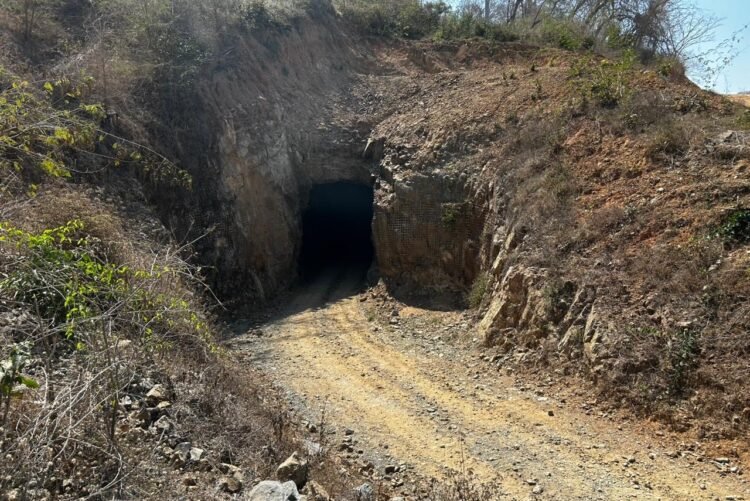 Sale con vida tras 100 horas bajo tierra en mina de El Rosario <br> <span style='color:#FFFFFF;font-size:16px;letter-spacing:1px;'>Primer rescate en Santa Fe abre una ventana de esperanza, mientras tres trabajadores siguen atrapados en una operación que pone a prueba tiempos, técnica y resistencia</span>