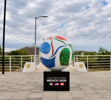 Balón monumental alusivo al Mundial 2026 llega al malecón de Badiraguato