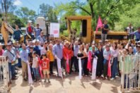 José Paz López inicia pavimentación y lleva apoyos sociales a Santiago de los Caballeros