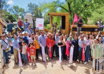 José Paz López inicia pavimentación y lleva apoyos sociales a Santiago de los Caballeros