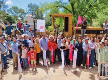 José Paz López inicia pavimentación y lleva apoyos sociales a Santiago de los Caballeros