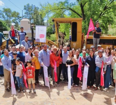 José Paz López inicia pavimentación y lleva apoyos sociales a Santiago de los Caballeros