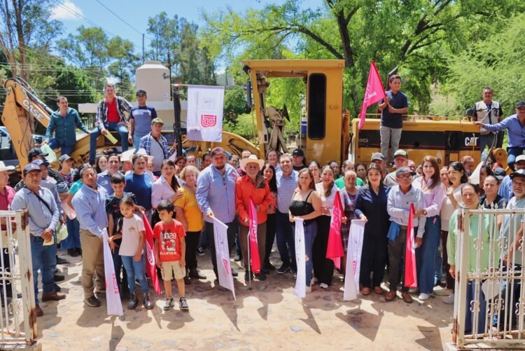 José Paz López inicia pavimentación y lleva apoyos sociales a Santiago de los Caballeros