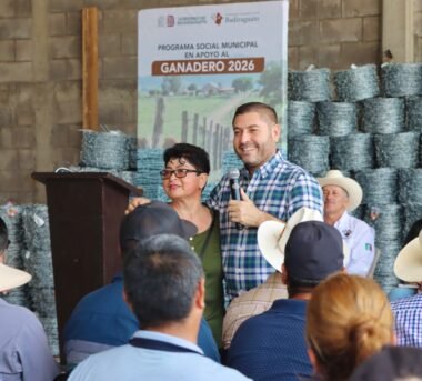 Apoyan a 250 ganaderos de Badiraguato con material para rehabilitar cercos