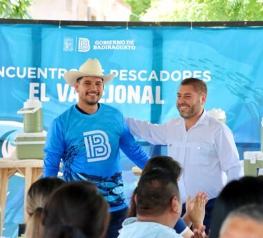 Pescadores de El Varejonal reciben apoyos; anuncian más pavimentación para la comunidad