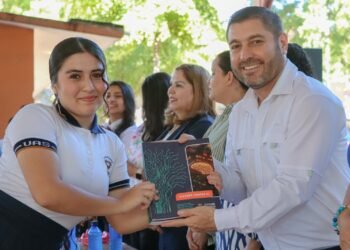 José Paz López acompaña regreso a clases en Badiraguato