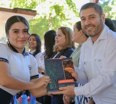 José Paz López acompaña regreso a clases en Badiraguato