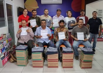 José Paz López entrega seguros de vida y bonos educativos a trabajadores de Badiraguato