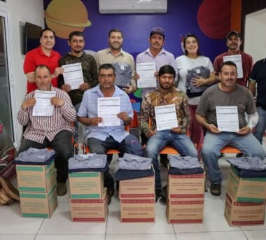 José Paz López entrega seguros de vida y bonos educativos a trabajadores de Badiraguato