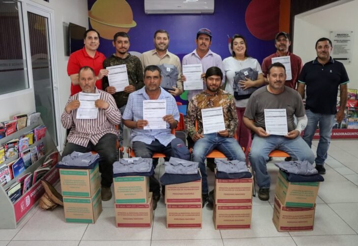 José Paz López entrega seguros de vida y bonos educativos a trabajadores de Badiraguato