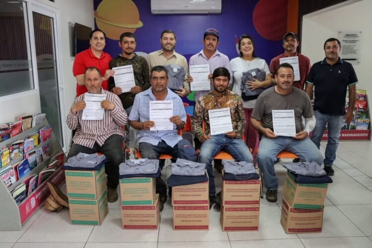 José Paz López entrega seguros de vida y bonos educativos a trabajadores de Badiraguato