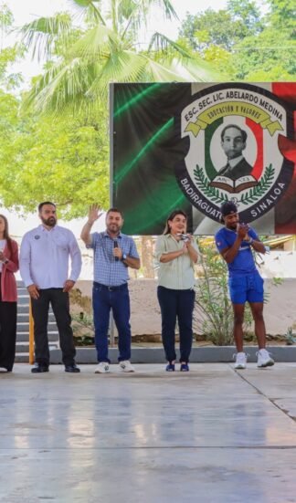 Alcalde de Badiraguato visita secundaria y revisa necesidades del plantel