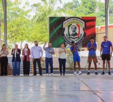Alcalde de Badiraguato visita secundaria y revisa necesidades del plantel