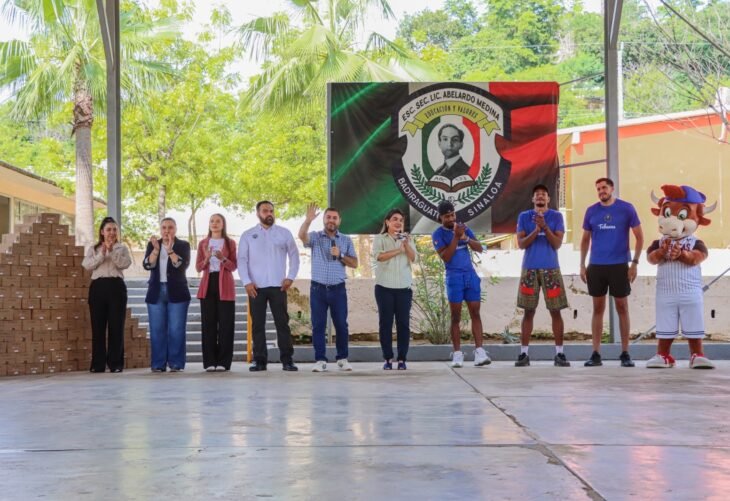 Alcalde de Badiraguato visita secundaria y revisa necesidades del plantel